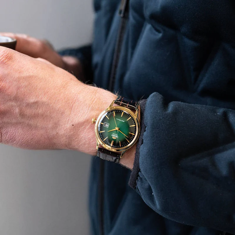 montres automatiques 2026 Orient Bambino V4, cadran vert dégradé et boîtier doré élégants.