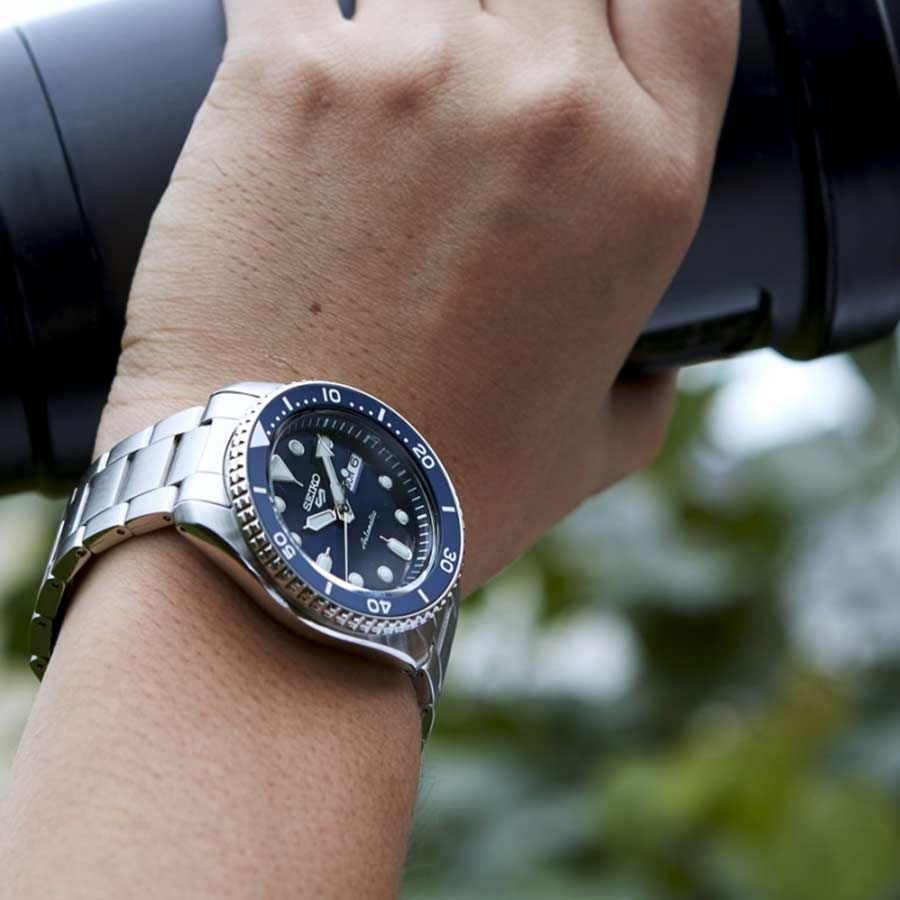 Montre automatique 2026 Seiko 5 Sports bleu, modèle sportif avec lunette acier et bracelet métallique.