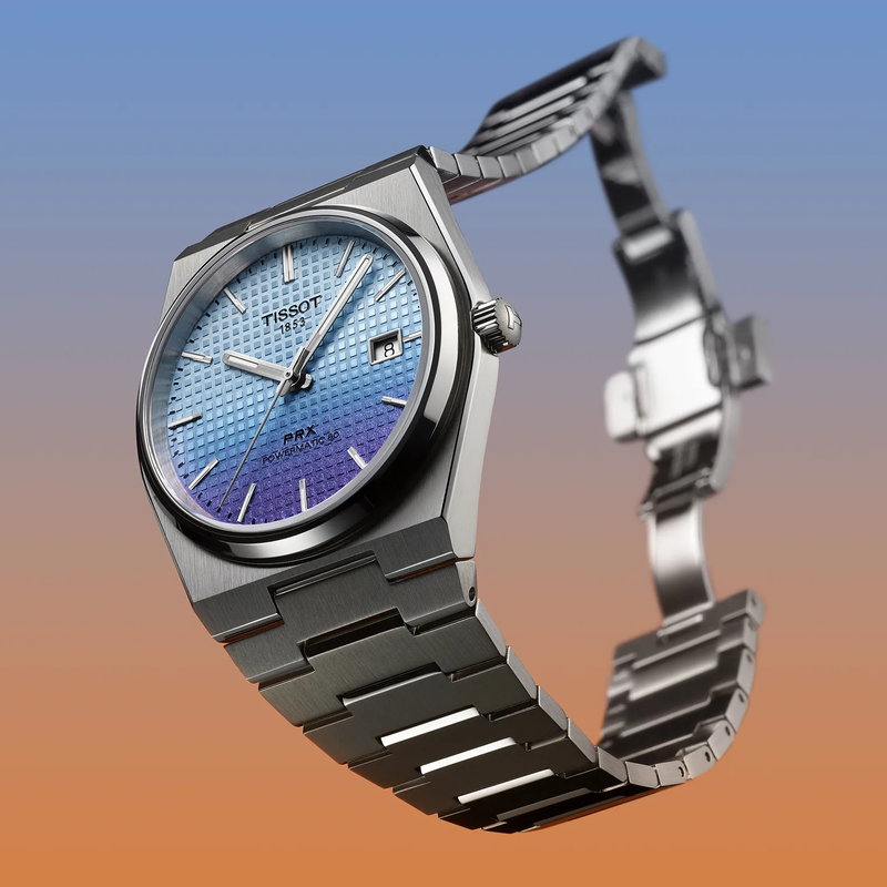 Montre automatique 2026 Tissot PRX Powermatic 80, cadran bleu dégradé et bracelet intégré premium.