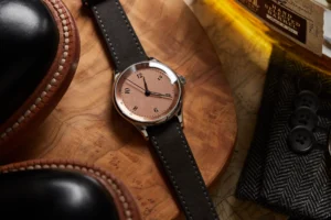 Montre anOrdain Model 1 cadran effet métallisé posée sur un plateau en bois