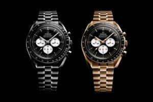nouvelle omega speedmaster, montre Omega Reverse Panda en acier et en or jaune, affichées côte à côte sur fond noir, présentant le chronographe Moonwatch avec cadran noir et sous-compteurs contrastés blancs.