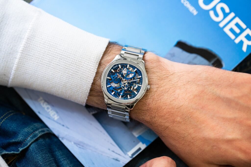 montre Piaget Polo Skeleton portée au poignet, montrant le cadran bleu ajouré et la finition acier caractéristique de ce modèle iconique.