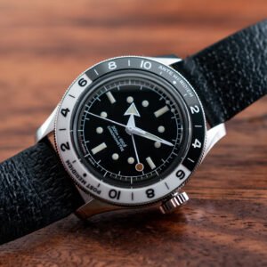 marque Serica montre 5303-PLD avec lunette de plongée bleue et bracelet NATO, mise en scène sur du matériel technique.