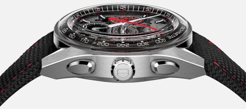 Profil du boîtier en titane de la TAG Heuer Carrera rattrapante, vue latérale avec poussoirs chronographe.