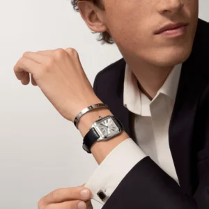 cartier santos modèle porté sur poignet d’homme en tenue élégante